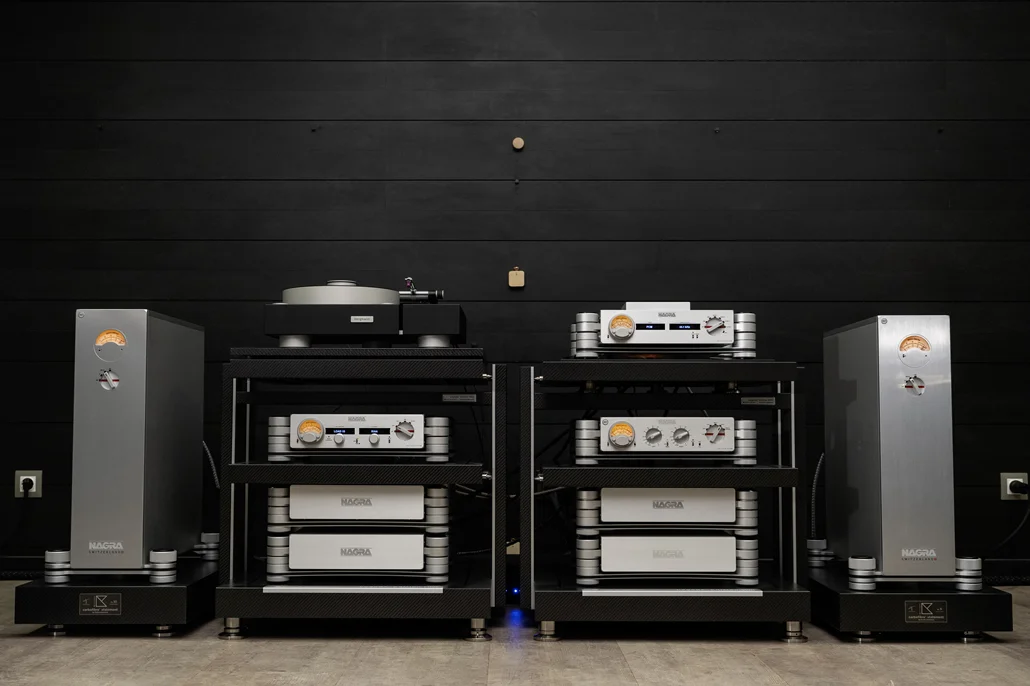 Finite Elemente Sistema montado por Ajasom, distribuidor ibérico de la marca, con racks Pagode Carbon Edition y bases Carbofibre°