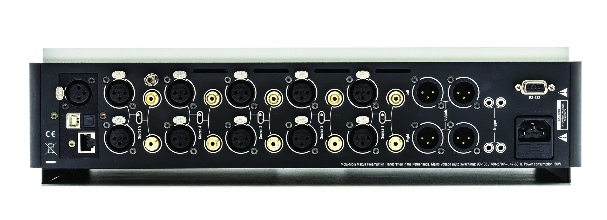 Mola Mola El panel trasero del Makua reúne las entradas XLR y RCA, las dos salidas XLR, el puerto RS232 y las conexiones del módulo DAC.