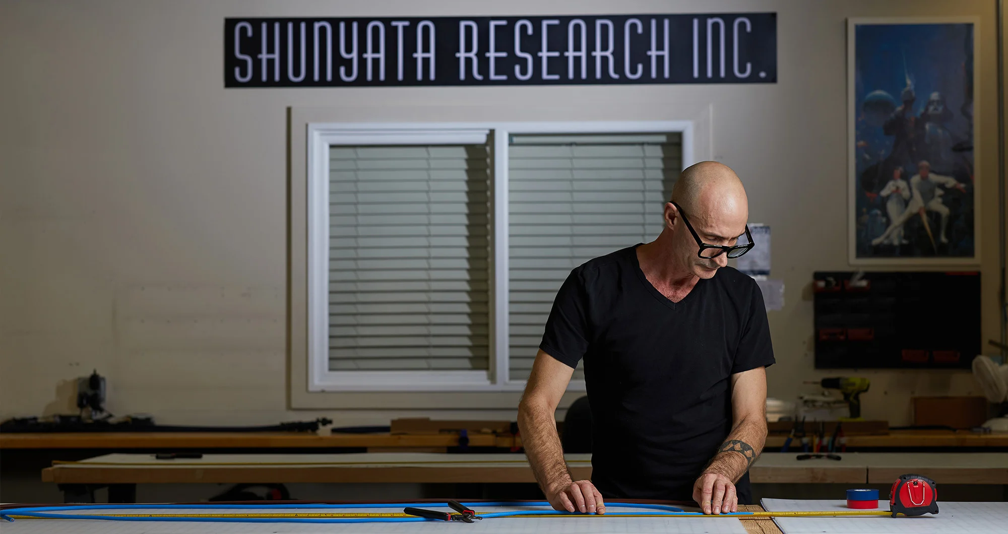 Shunyata Research Un técnico mide cable en el taller de Shunyata Research