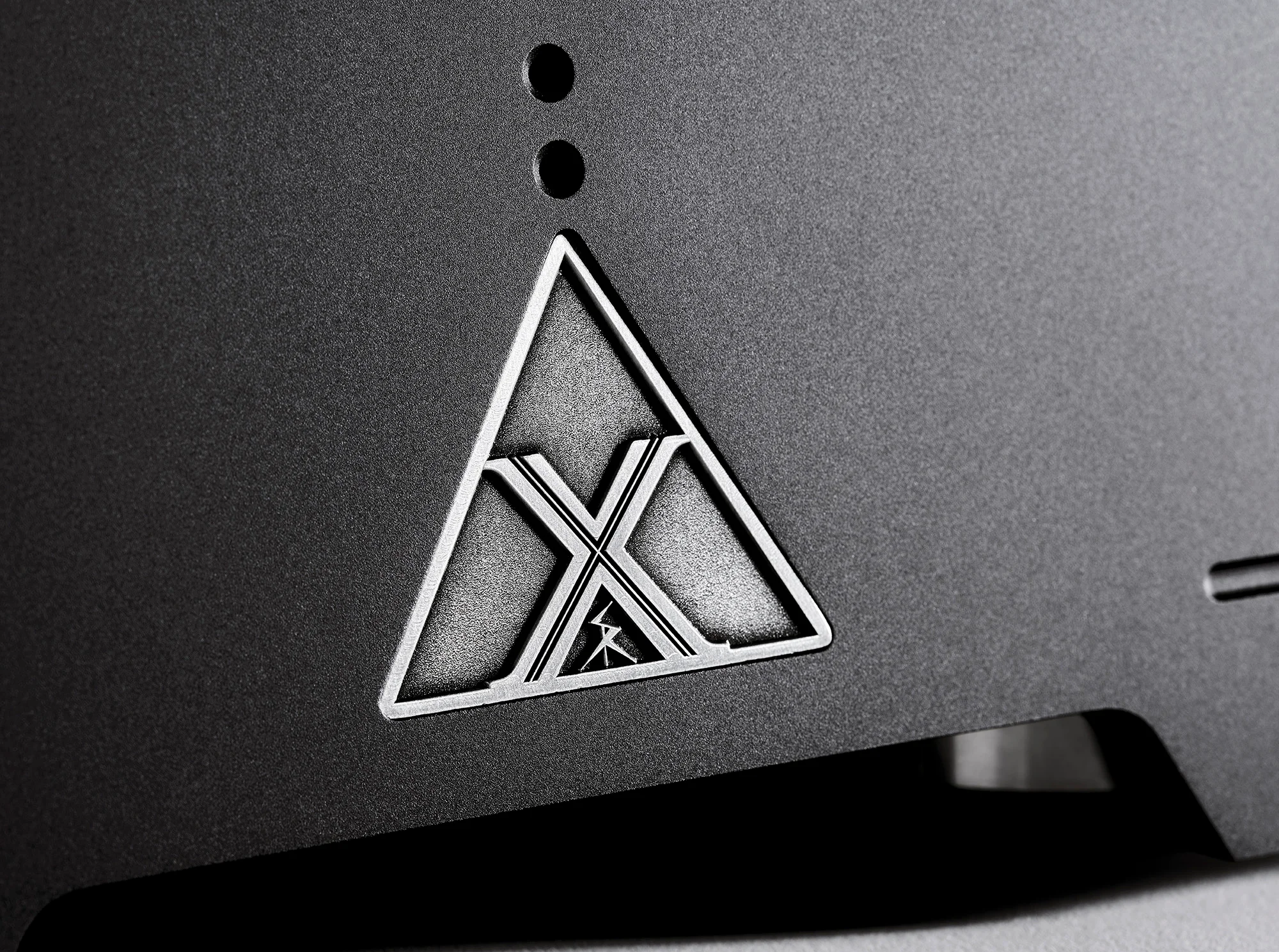 Shunyata Research Emblema «X» en el frontal del Everest-X