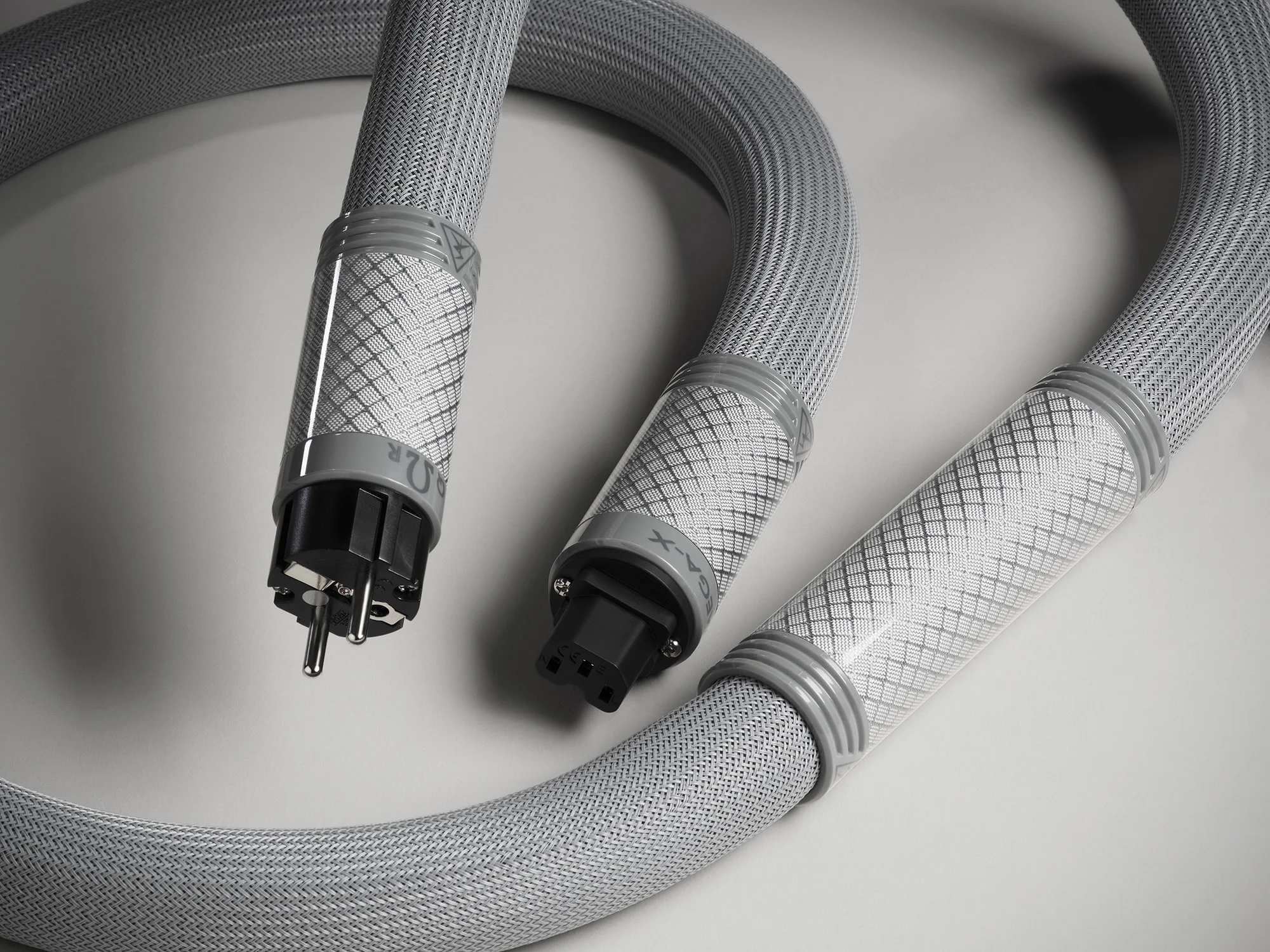 Shunyata Research Detalle de la clavija Schuko y el conector IEC del Omega-X QR