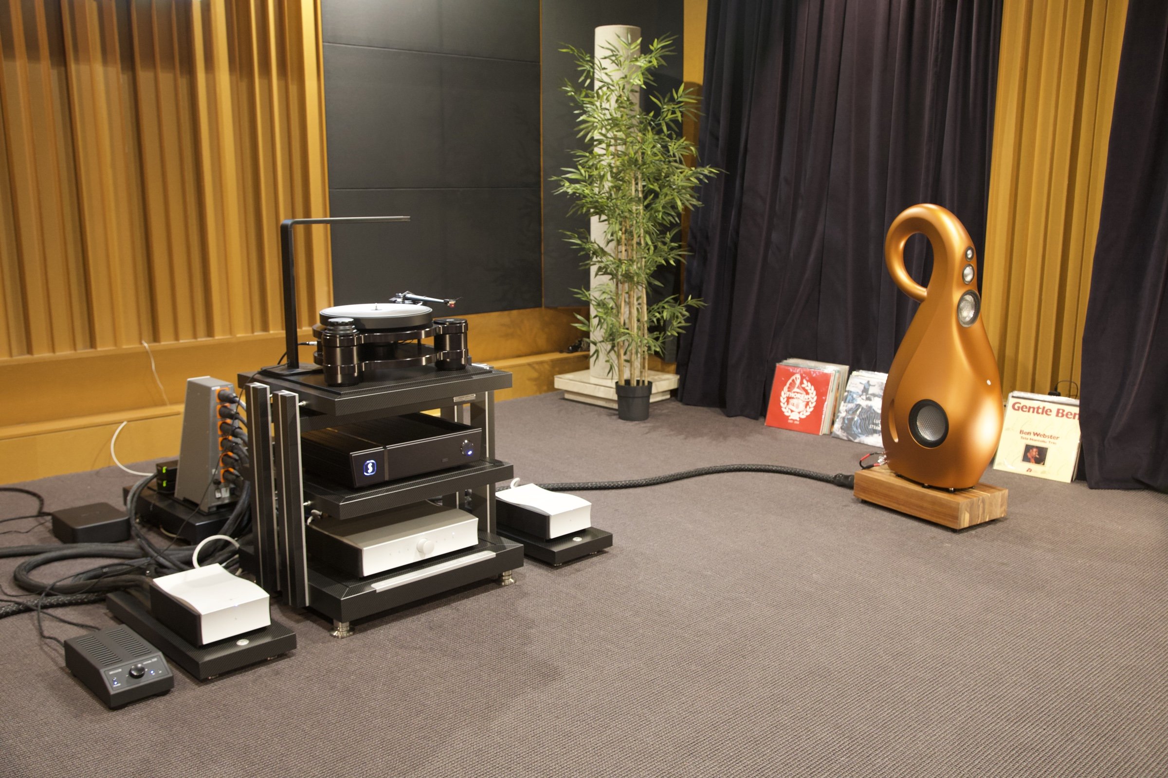 SME El sistema completo de Ajasom: Vivid Audio GIYA G4 Cu, rack Finite Elemente Pagode MKII Carbon Edition con el giradiscos SME Model 35, el streamer SOtM sMS-2000, el previo Mola Mola Makua y las etapas Mola Mola Ossetra y acondicionador Shunyata Research Eiger en el Loft Werner de Barcelona durante la audición de Ajasom, 2 de octubre de 2026.