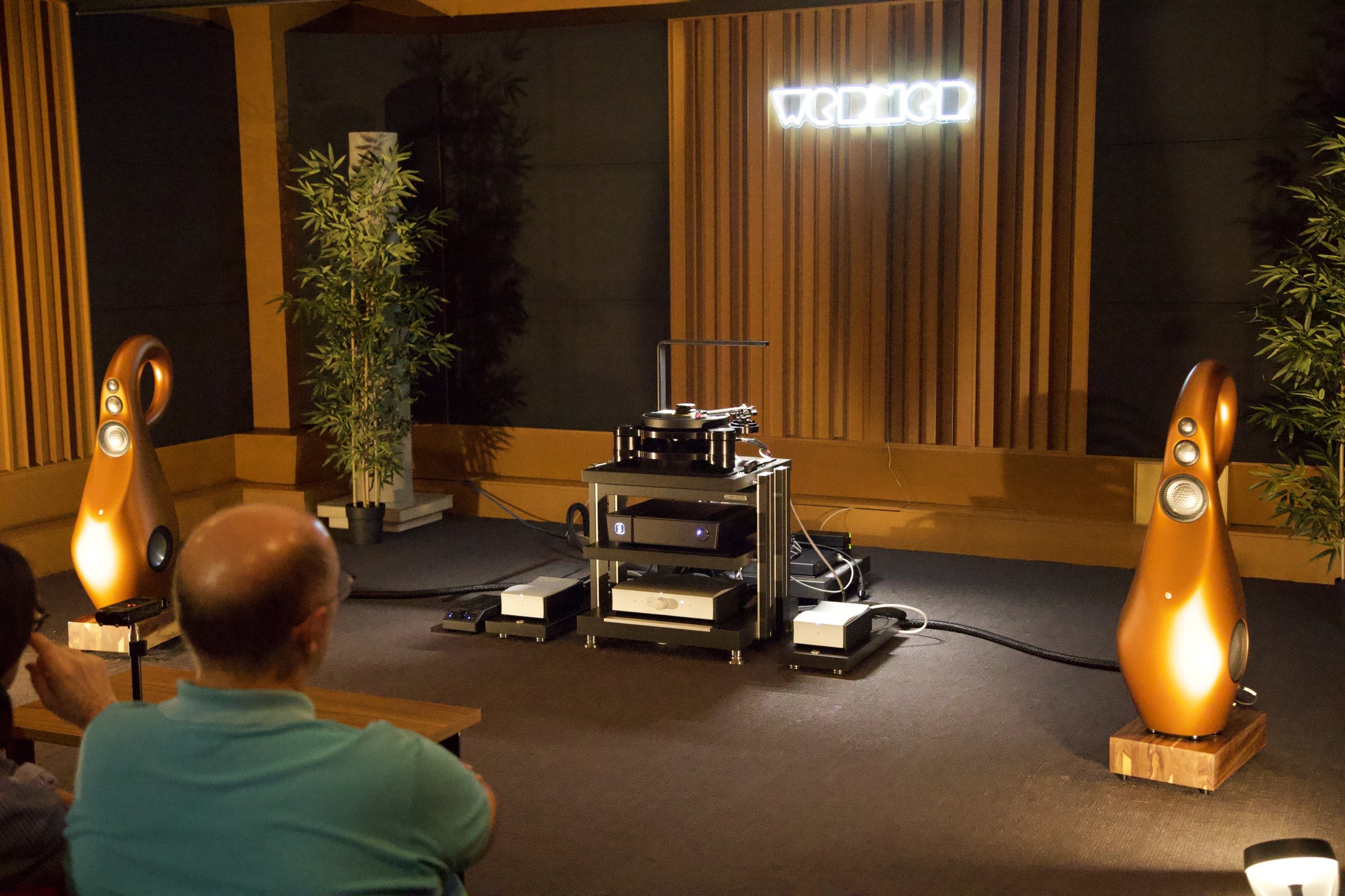 SME El público escucha el sistema: Vivid Audio GIYA G4 Cu, rack Finite Elemente Pagode MKII Carbon Edition con el SME Model 35 y etapas Mola Mola Ossetra en el Loft Werner de Barcelona durante la audición de Ajasom, 2 de octubre de 2026.