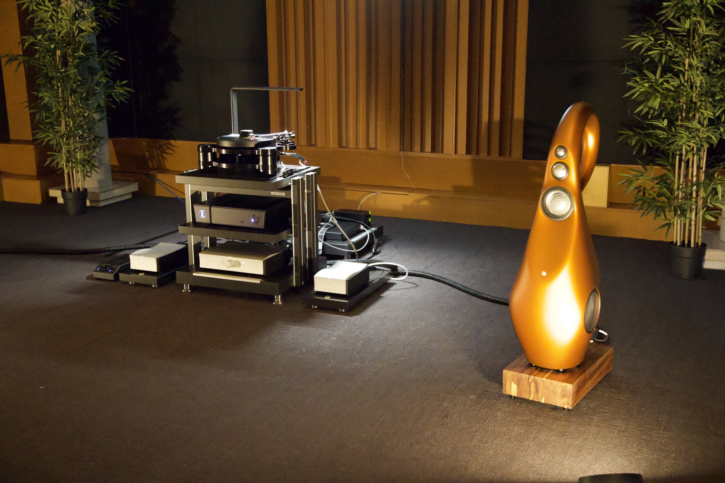 SME El rack Finite Elemente Pagode MKII Carbon Edition con el giradiscos SME Model 35, el streamer SOtM sMS-2000, el previo Mola Mola Makua y las etapas Mola Mola Ossetra junto a una Vivid Audio GIYA G4 Cu en el Loft Werner de Barcelona durante la audición de Ajasom, 2 de octubre de 2026.