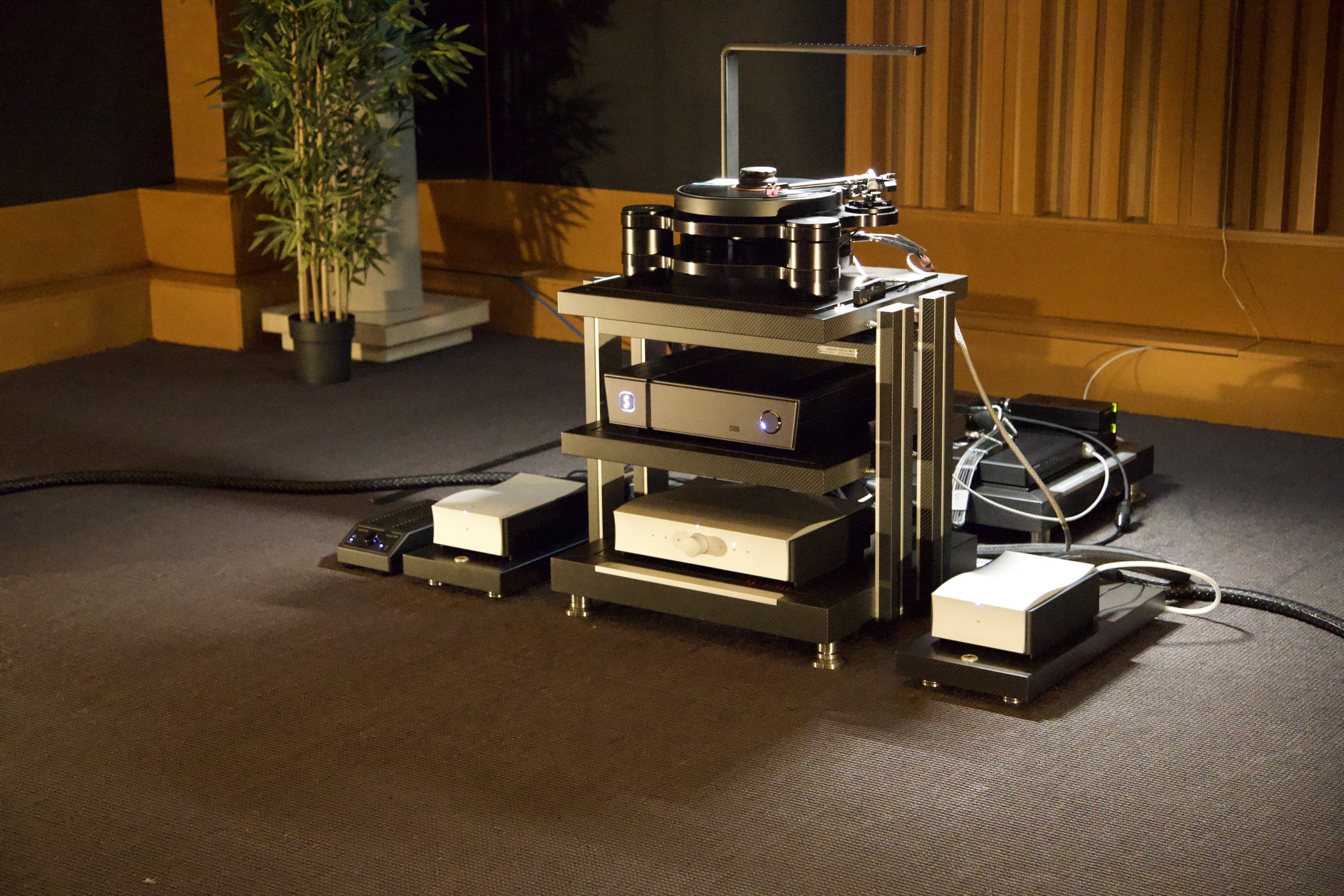 SME Vista frontal del rack Finite Elemente Pagode MKII Carbon Edition con el giradiscos SME Model 35, el streamer SOtM sMS-2000, el previo Mola Mola Makua y las etapas Mola Mola Ossetra en el Loft Werner de Barcelona durante la audición de Ajasom, 2 de octubre de 2026.