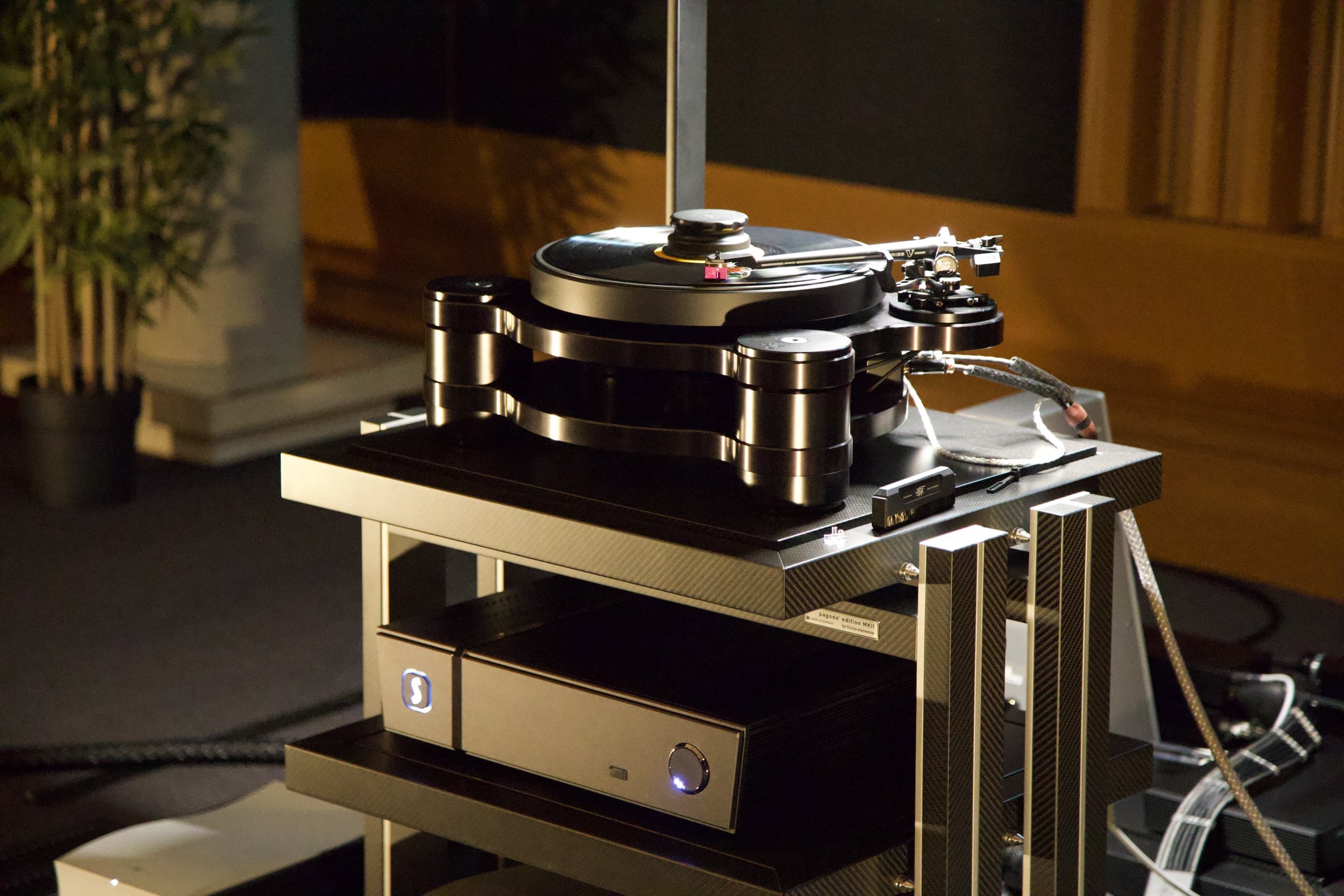 SME Giradiscos SME Model 35 con brazo Series Vi y cápsula Murasakino Sumile sobre el rack Finite Elemente Pagode MKII Carbon Edition; debajo, el streamer SOtM sMS-2000 en el Loft Werner de Barcelona durante la audición de Ajasom, 2 de octubre de 2026.
