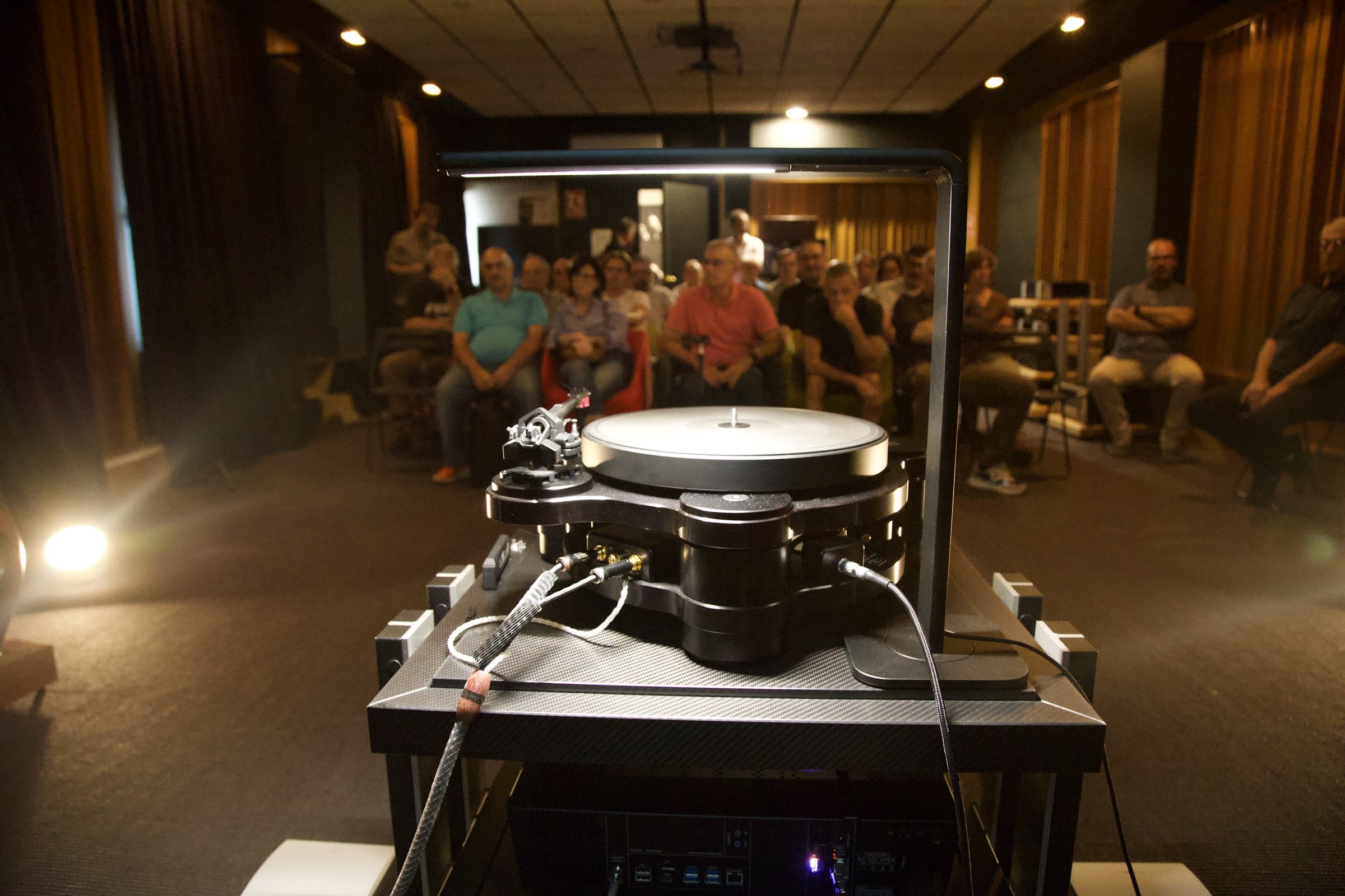 SME El SME Model 35 con brazo Series Vi en primer plano y el público del primer pase al fondo en el Loft Werner de Barcelona durante la audición de Ajasom, 2 de octubre de 2026.