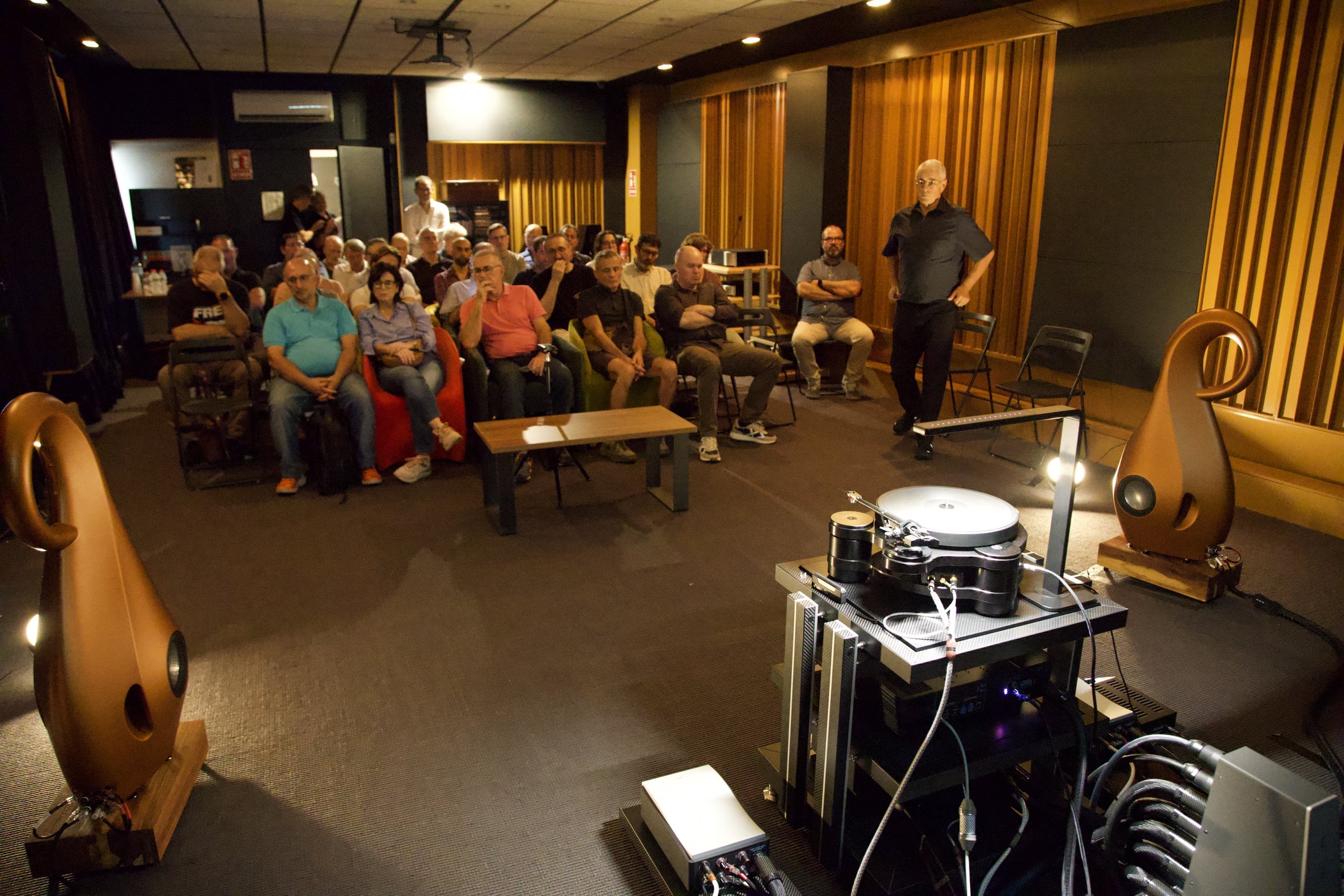 SME Vista general del pase: las dos Vivid Audio GIYA G4 Cu, el rack Finite Elemente con el SME Model 35 y el público; de pie, Xavi Casellas (Werner) en el Loft Werner de Barcelona durante la audición de Ajasom, 2 de octubre de 2026.