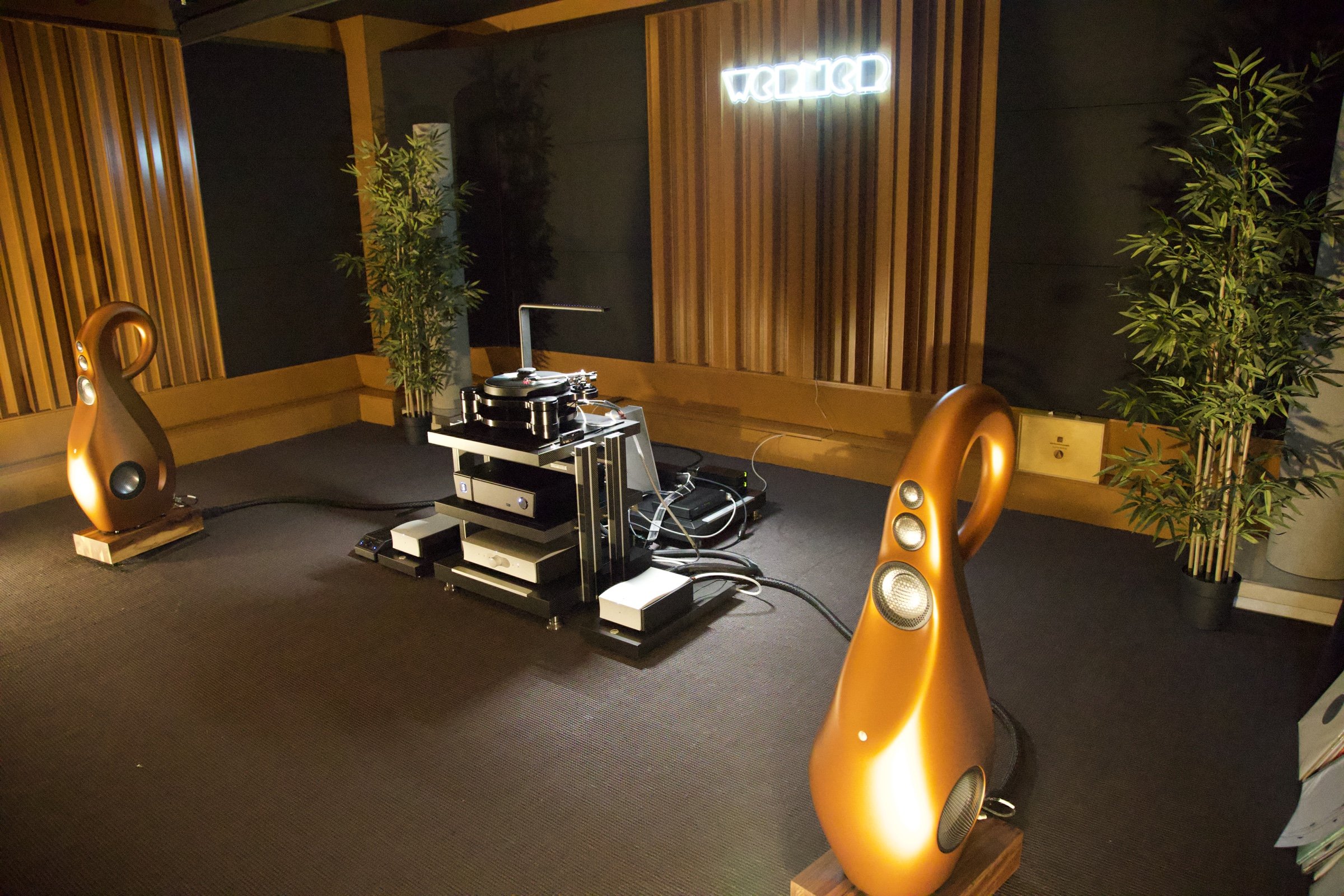 SME El sistema completo de Ajasom sin público bajo el rótulo de Werner: dos Vivid Audio GIYA G4 Cu y el rack Finite Elemente Pagode MKII Carbon Edition con el giradiscos SME Model 35, el streamer SOtM sMS-2000, el previo Mola Mola Makua y las etapas Mola Mola Ossetra en el Loft Werner de Barcelona durante la audición de Ajasom, 2 de octubre de 2026.