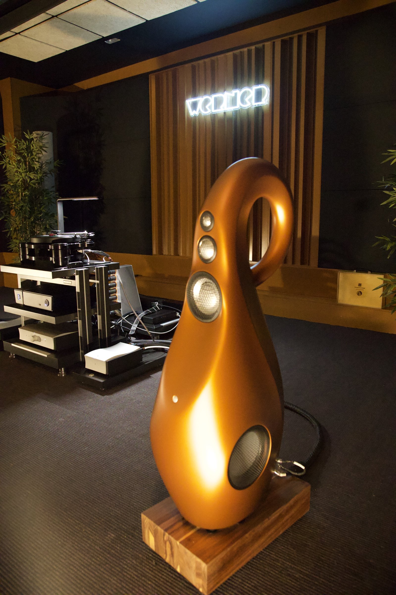 SME Vivid Audio GIYA G4 Cu vista desde arriba, con el rótulo de Werner y el rack Finite Elemente con el SME Model 35 al fondo en el Loft Werner de Barcelona durante la audición de Ajasom, 2 de octubre de 2026.