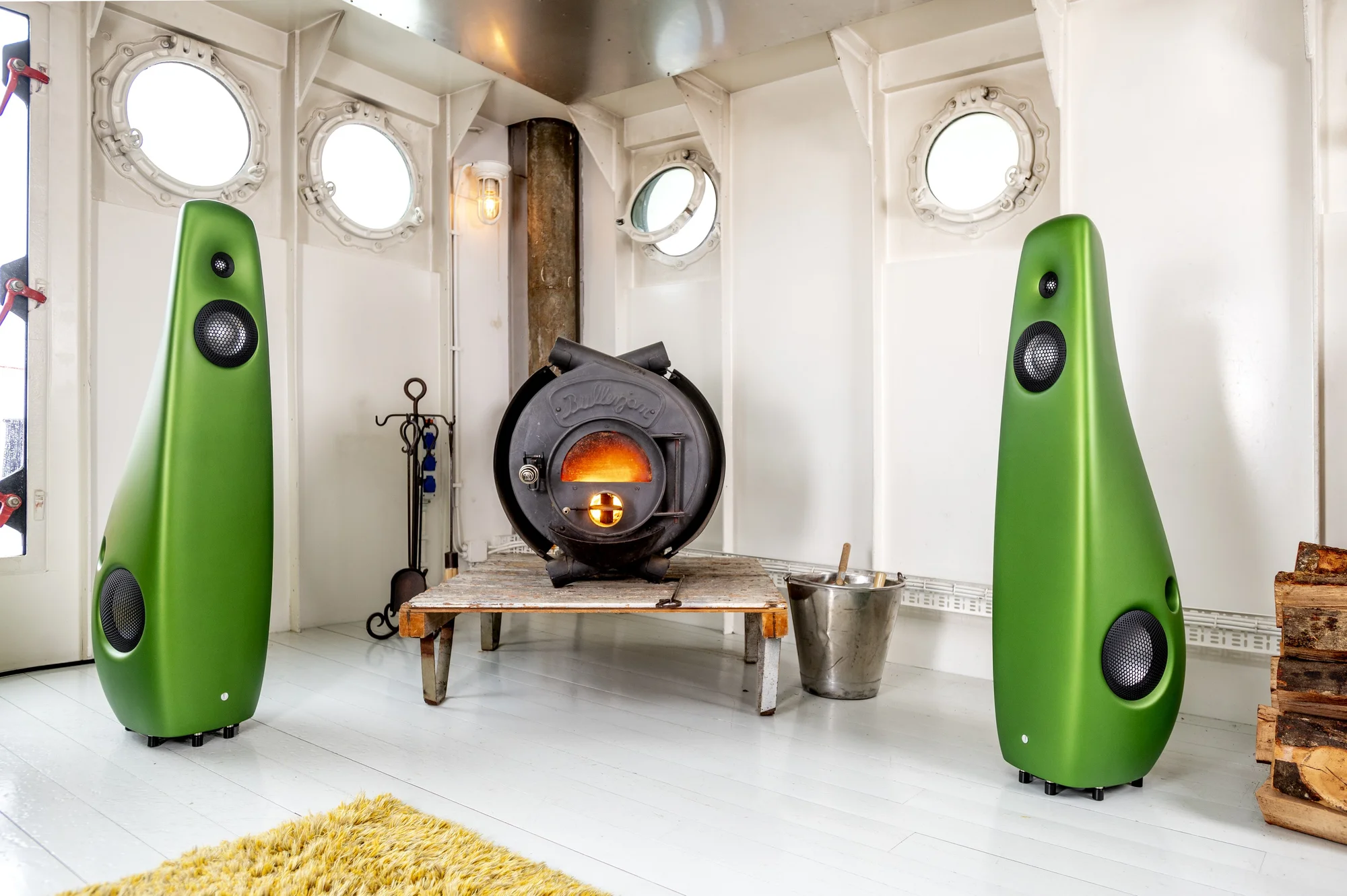 Vivid Audio Una pareja de KAYA ocupa una sala del Lightship Amsterdam durante una sesión fotográfica de la marca de 2021.