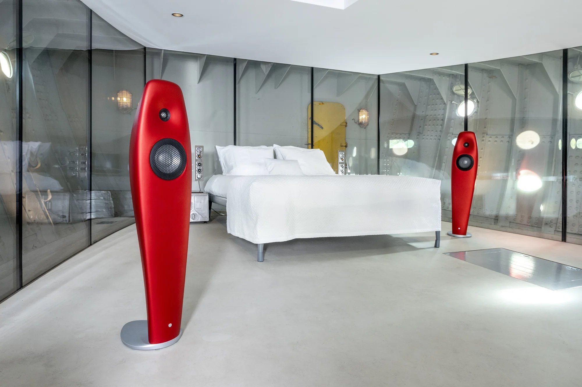 Vivid Audio Dos KAYA ocupan un dormitorio del Lightship Amsterdam en una sesión fotográfica de la marca de 2021.