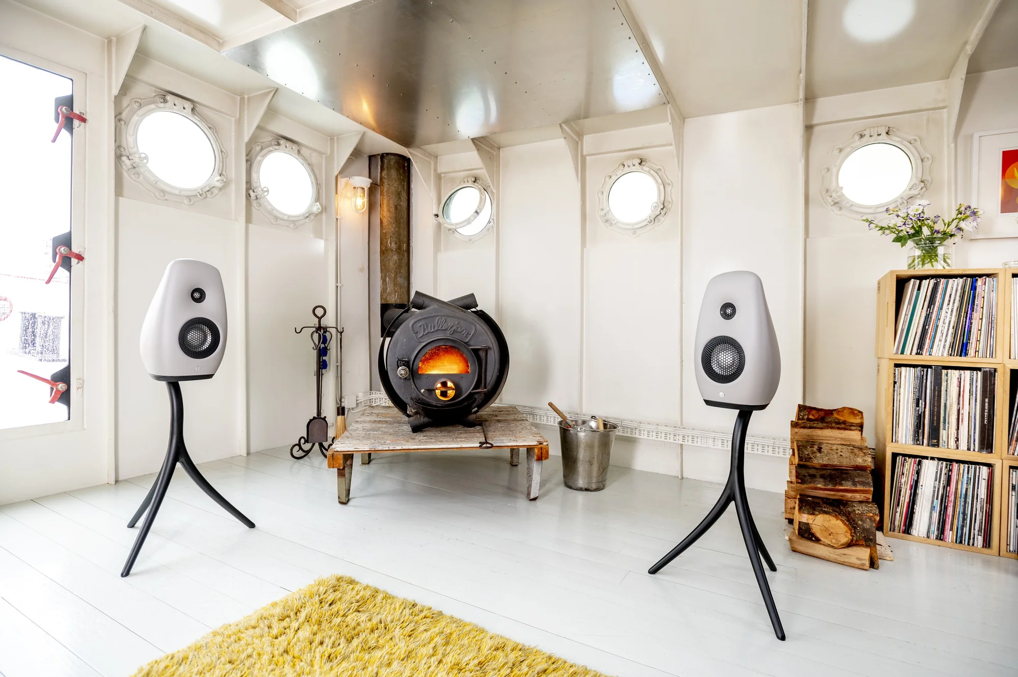 Vivid Audio Los monitores KAYA S12 descansan sobre sus soportes en el Lightship Amsterdam, en una sesión de la marca de 2021.