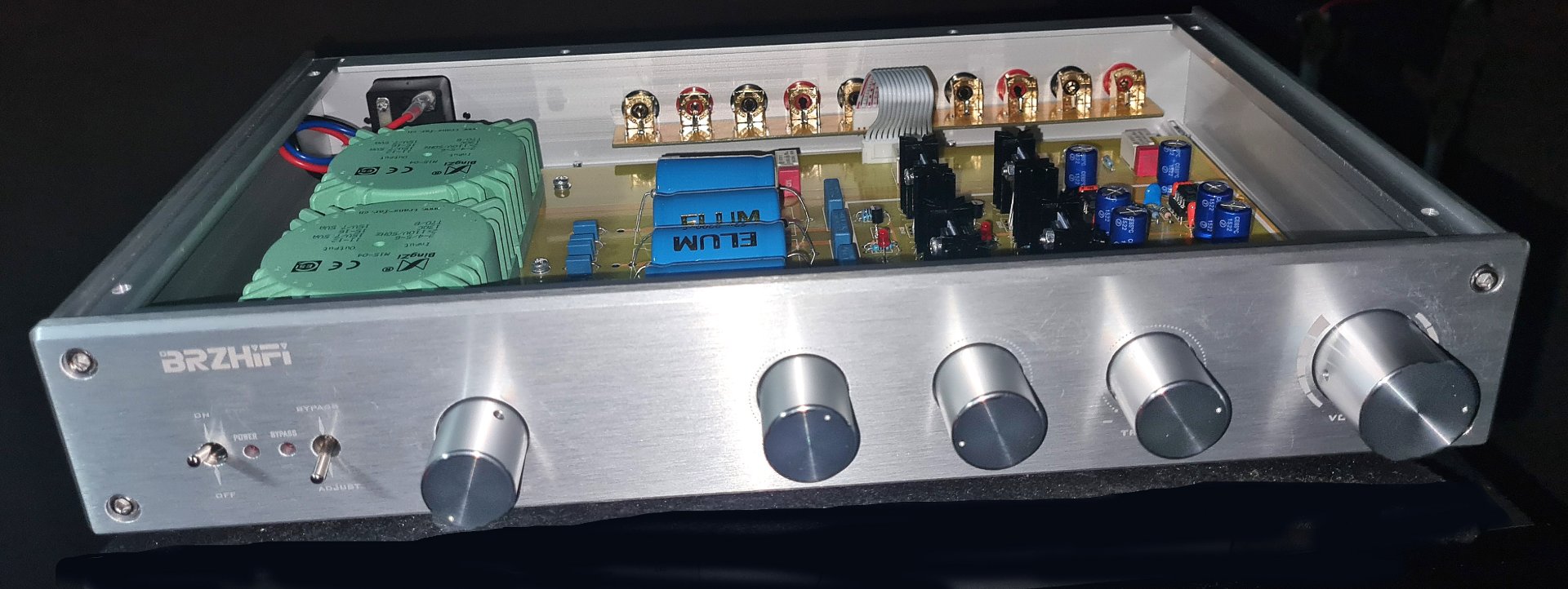 Preamplificador con tres controles de tono