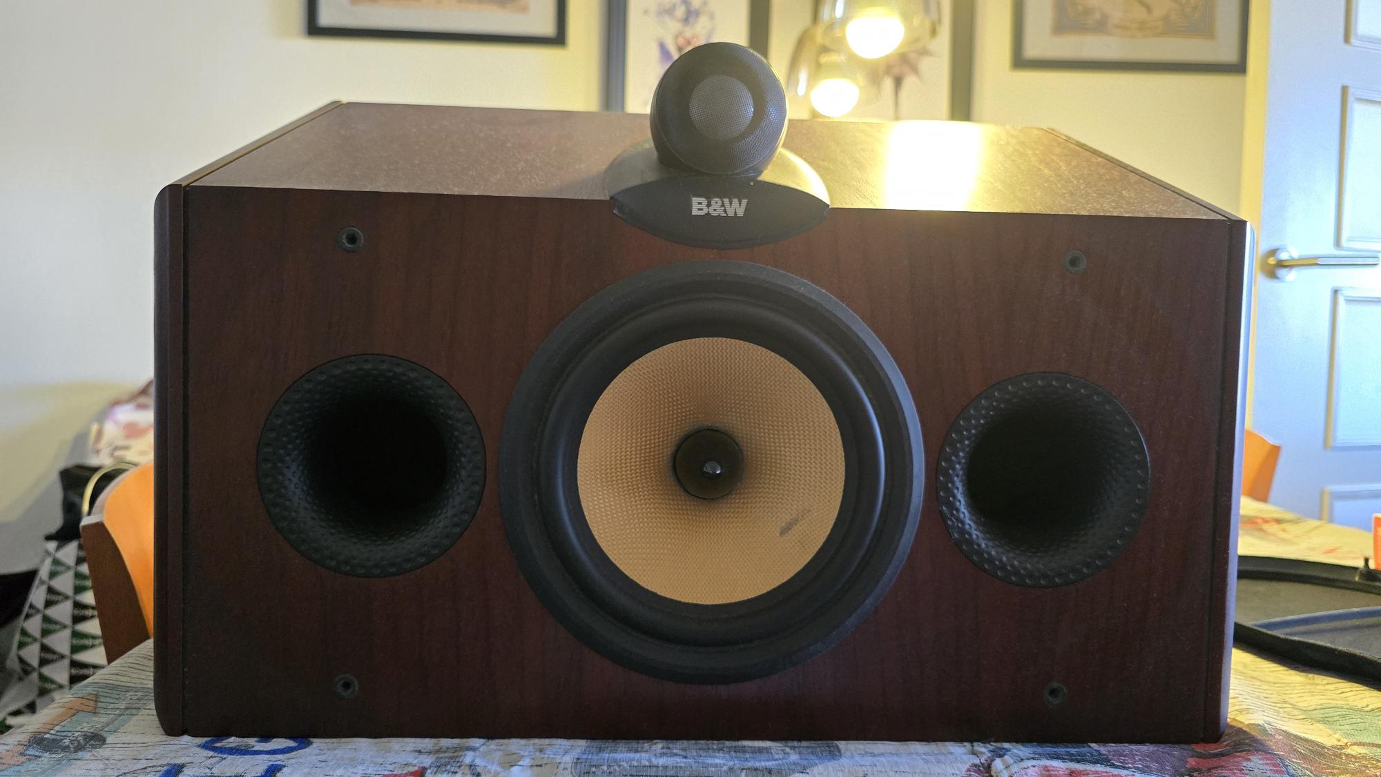 Central B&W - imagen 2