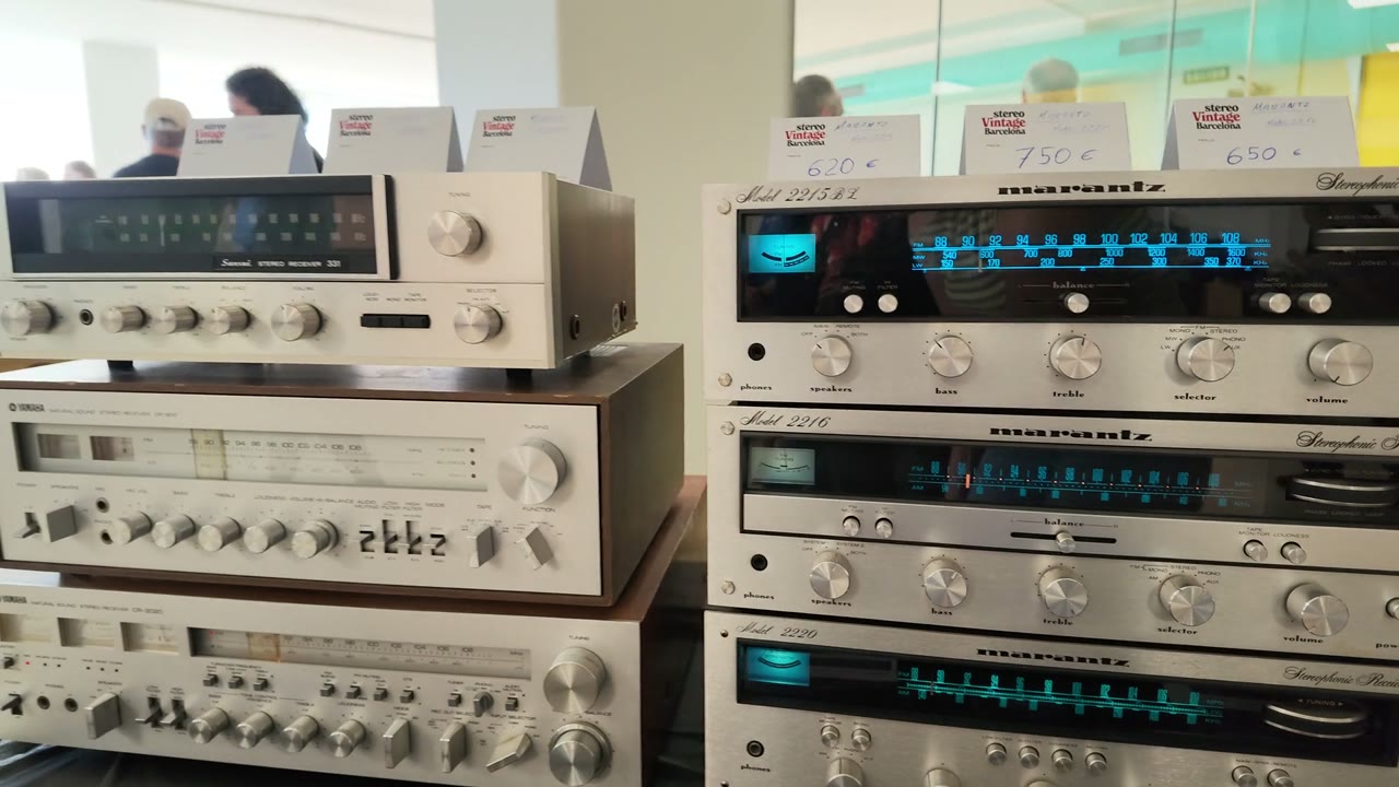 Receptores Marantz y un sintonizador Yamaha, de cerca