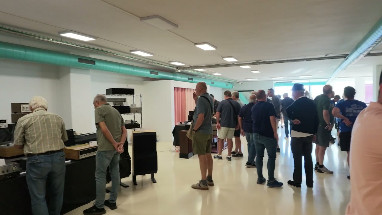 Recorrido por la feria el sábado, de la entrada a la sala de escucha