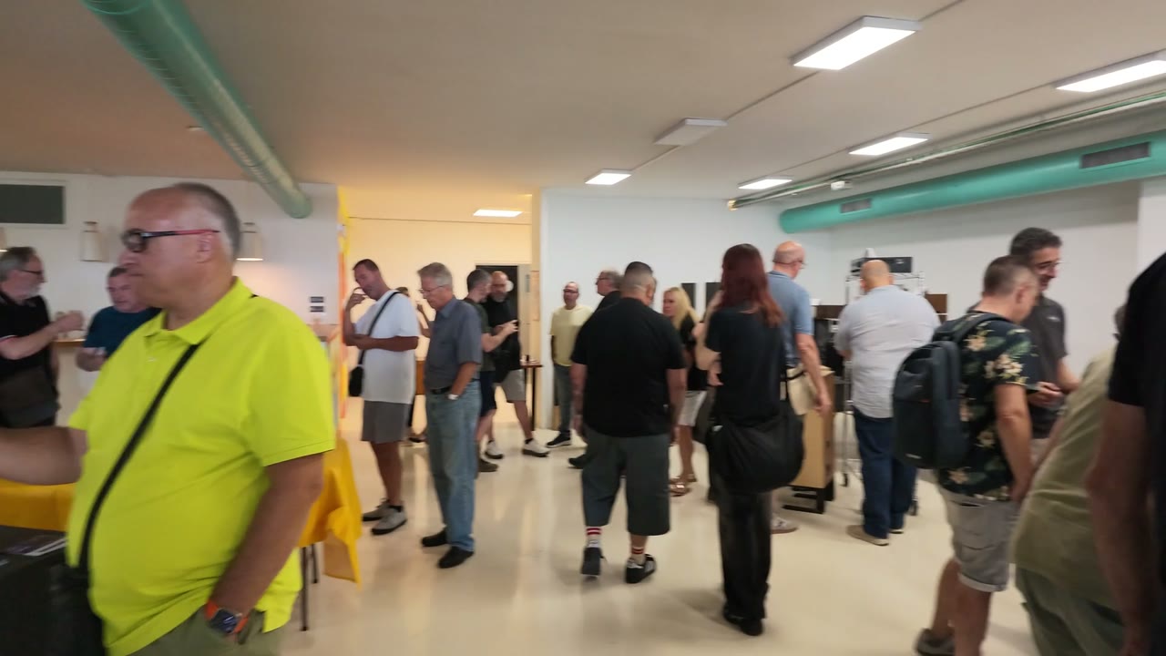 La feria llena: un paseo entre stands y visitantes