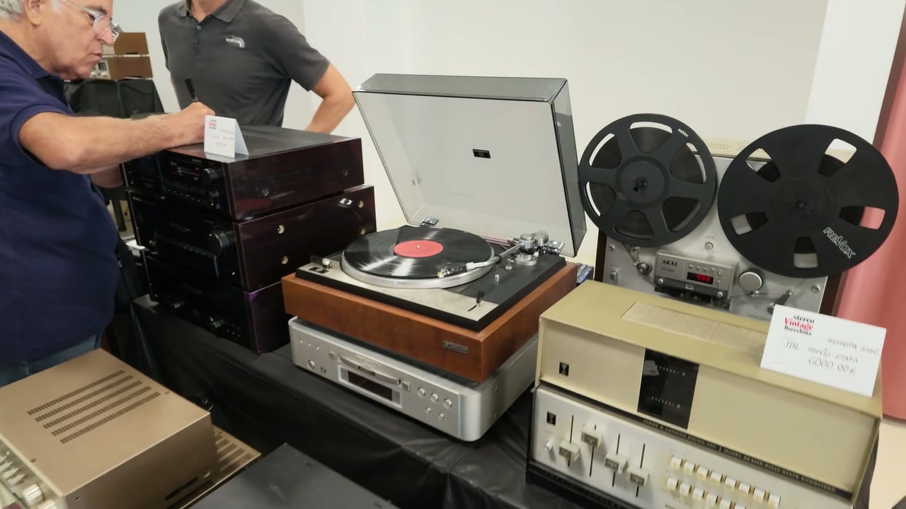 Giradiscos, bobinas y un amplificador Sony ES